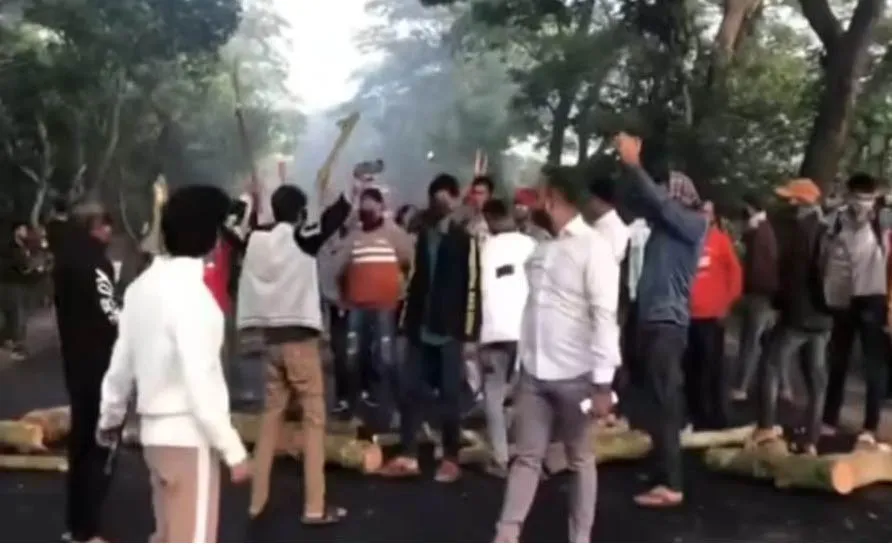 মহাসড়ক অবরোধ করে নিষিদ্ধ ঘোষিত ছাত্রলীগের বিক্ষোভ